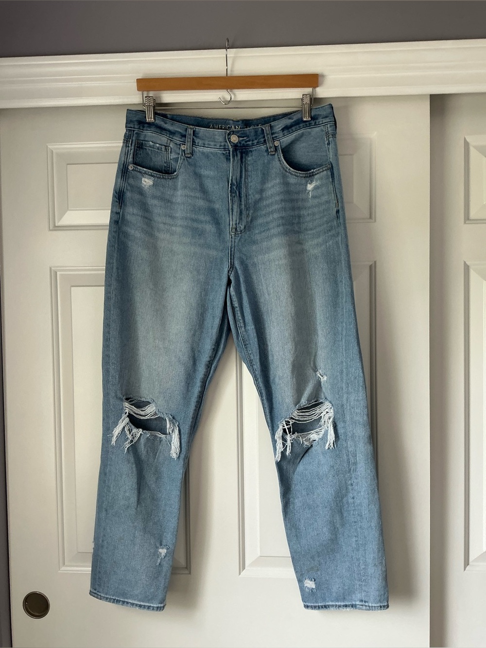 American Eagle Women’s Light Wash Distressed Straight Leg Mom Jeans 14Long
